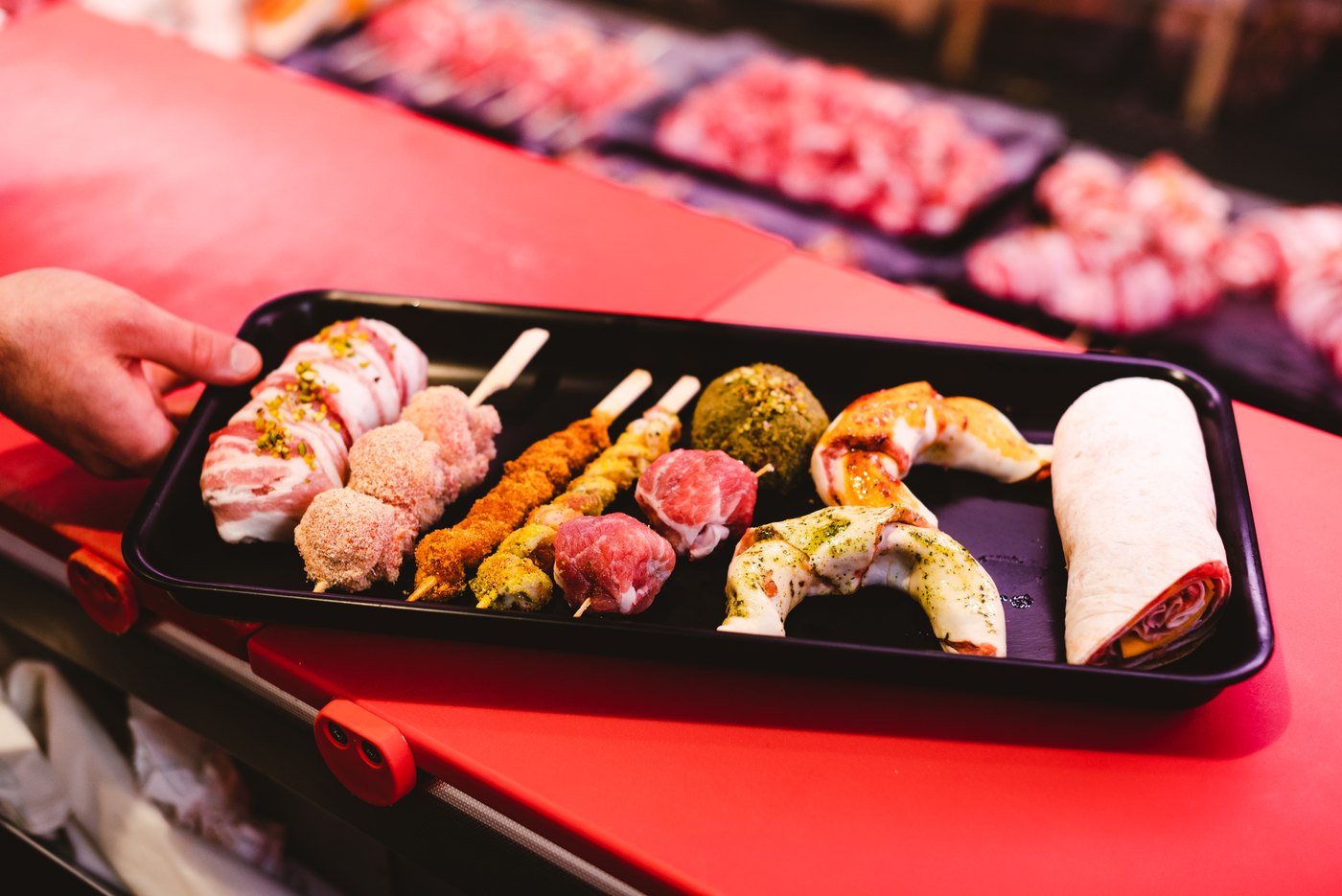 Vassoio di carne preparata per un servizio di brace per eventi a Bari