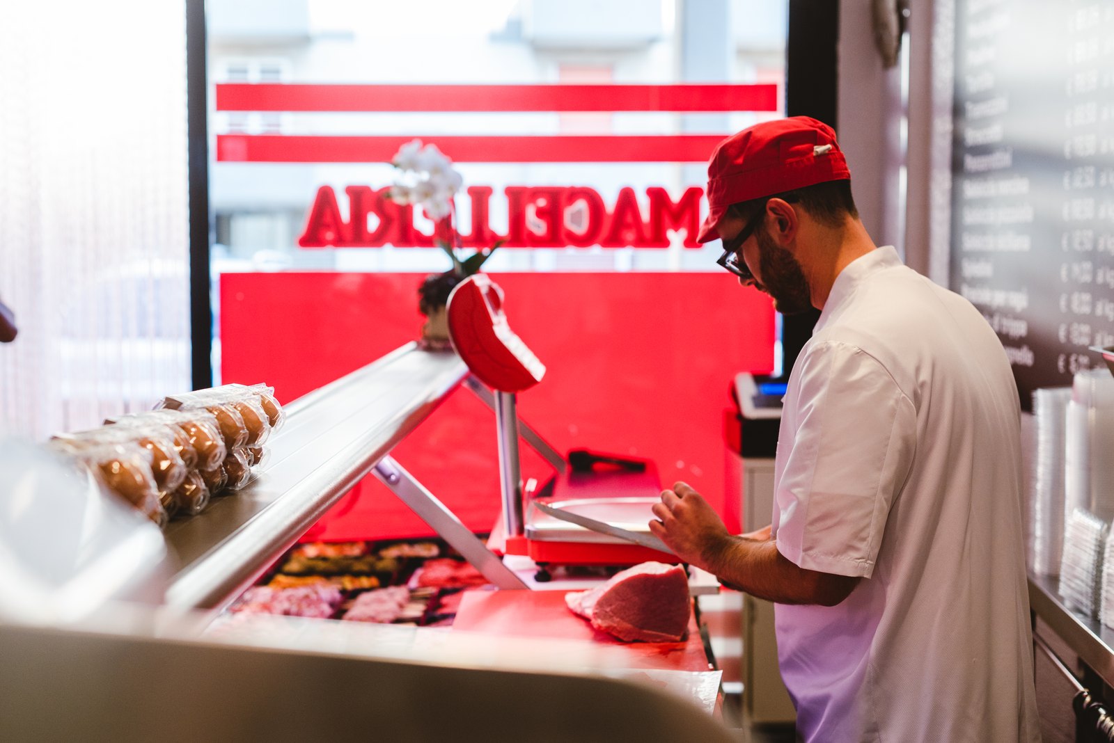 Il titolare della macelleria al lavoro sui preparati destinati alla brace per eventi a Bari